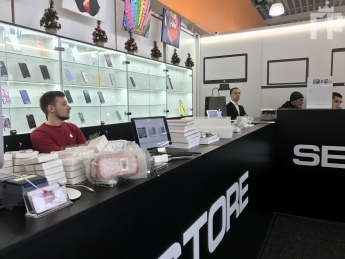 В Запорожье обыскали магазин, продающий технику Apple (фото)