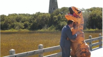 В США невеста пришла на свадьбу в костюме тираннозавра: видео