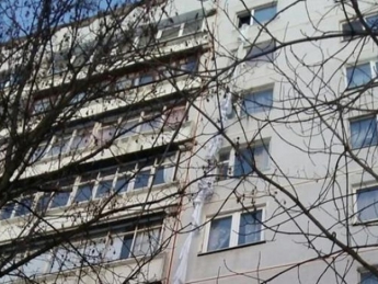 Убегала от мамы: в Харькове женщина выпала из окна