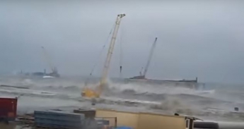 "Все снесло!": Шторм на участке строительства Керченского моста (видео)