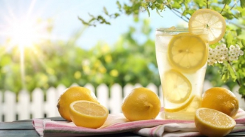 Зачем по утрам пить воду с лимоном