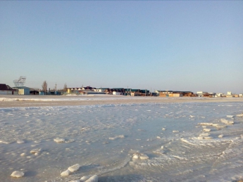 В конце января Азовское море все-таки замерзло. Ледяные пейзажи впечатляют (фото)