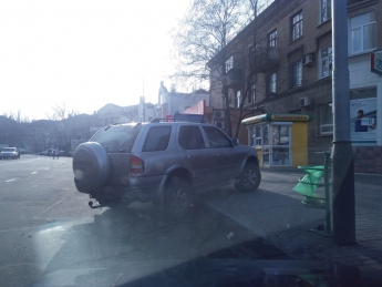 Водитель, припарковавшись, заехал на остановку (фото)