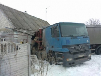 30-тонный грузовик въехал в жилой дом (ВИДЕО)