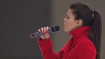 Скандал с российским гимном на чемпионате мира: исполнительница забыла слова (видео)