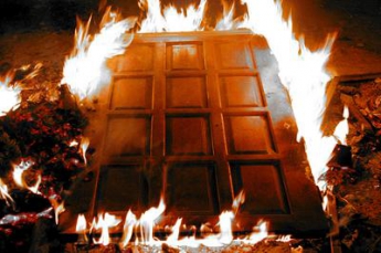 В многоэтажке горела входная дверь в квартиру