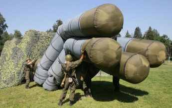 Армия РФ увеличила закупки надувных танков и ракет (видео)