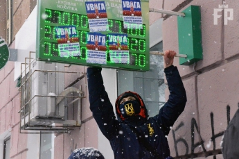 Активисты в масках атаковали российские банки (фото)