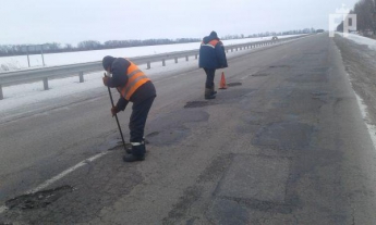В Запорожской области, несмотря на мороз, чинят дороги