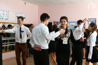 Марина Порошенко станцевала с запорожскими школьниками (фото)