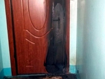 Неизвестные подожгли входную дверь в квартиру