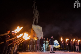 Помним, отомстим: в Запорожье зажгли факелы в честь погибших «азовцев» (фото)