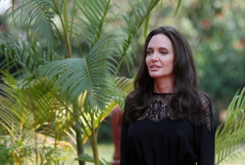 Анджелина Джоли впервые заговорила о разводе с Брэдом Питтом и едва не расплакалась [фото, видео]