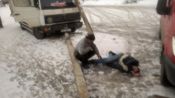 Бетонный столб, который снес Мерседес, упал на молодого парня (фото)