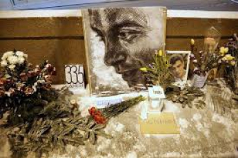 В Москве зачистили мемориал Немцова, дежурных задержали