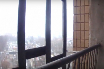Пьяный мужчина пытался выпрыгнуть с 12-го этажа (видео)