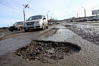 Яма на яме. Опубликовали видео о состоянии дорог в Запорожской области (видео)