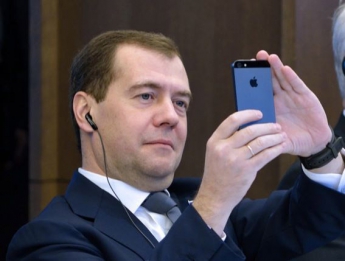 Медведев отказался комментировать "найденные" у него богатства