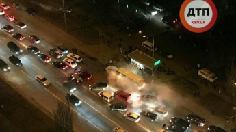 В Киеве автомобиль загорелся посреди оживленного проспекта
