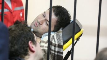 Насиров больше не задержан, но покинуть здание суда не может