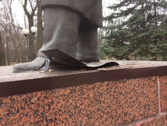 Вандалы искали металл в скульптуре Максима Горького в центре города (фото)