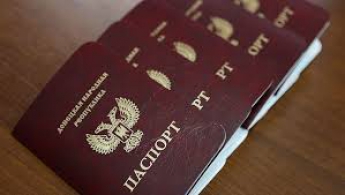 "Сбербанк" РФ заявляет, что обслуживает клиентов с паспортами боевиков