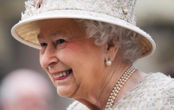 Королева Британии прокатилась верхом на пони (фото)