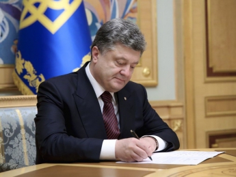 Порошенко попросили заменить четыре буквы в гимне Украины