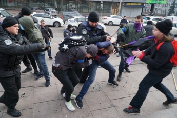 В Киеве во время марша произошла потасовка (видео)