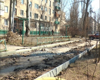 Начали ремонт двора, который жильцы себе "выбили" у депутатов
