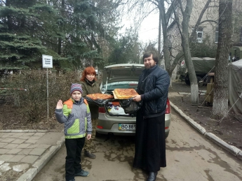 Мелитопольский священник доставил подарки в зону АТО (фото)