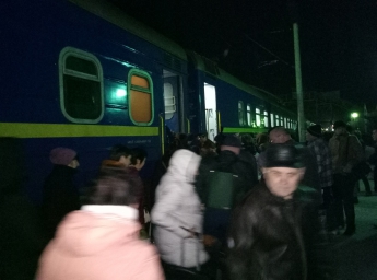 В экстремальных условиях запрыгивают в поезд пассажиры в Мелитополе (фото)