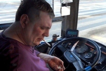 Пожилого мужчину вышвырнули из коммунального автобуса – соцсети
