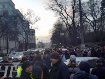 Активісти заблокували виїзд з Верховної Ради (відео)