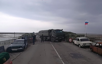 Российские военные перекрыли границу на Чонгаре (видео)