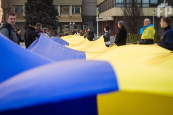 В Запорожье участники флешмоба растянули 100-метровый флаг на всю площадь (фоторепортаж)