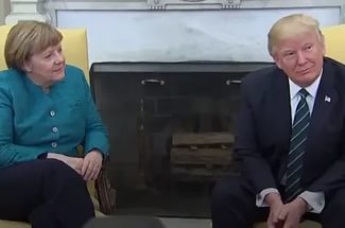 Трамп не захотів потиснути руку Меркель під час зустрічі в Білому домі (відео)