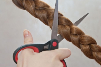 В Конотопе завуч обрезала волосы школьнице в воспитательных целях (видео)