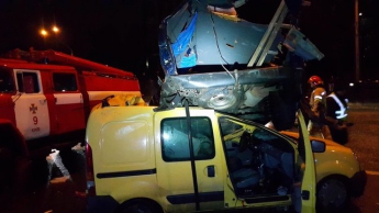 Смертельное ДТП в Киеве: Opel приземлился на Renault, убив водителя.