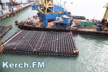 Шторм разрушил волнозащитную конструкцию Керченского моста: трубы не выдержали (видео, фото)