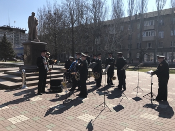 Военные устроили концерт на центральной Площади (видео)