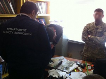В кабинете у военного комиссара обнаружили печать с гербом РФ (фото)