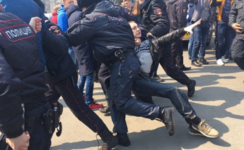 В России на митингах против коррупции начали задерживать людей