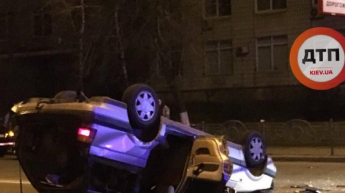 В Киеве "скорая" перевернула автомобиль и уехала (фото)