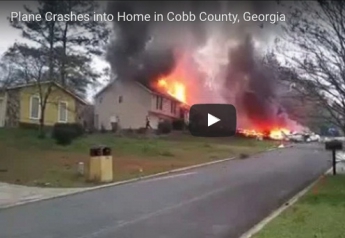 Появилось видео, как самолет упал на жилой дом в США