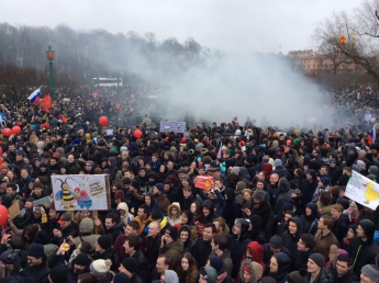 Санкт-Петербург: 10 тысяч протестующих оттеснили ОМОН (видео, фото)