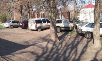 Зеленая зона превратилась в парковку (фото)