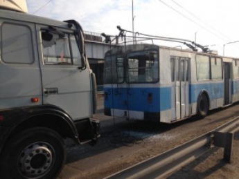 На ДнепроГЭС в троллейбус врезался грузовик – образовалась пробка (фото)