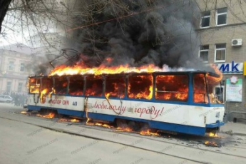 В Запорожье загорелся трамвай с пассажирами (фото)