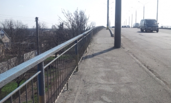 Стало известно, в какой цвет в субботу покрасят мост на Н. Мелитополь